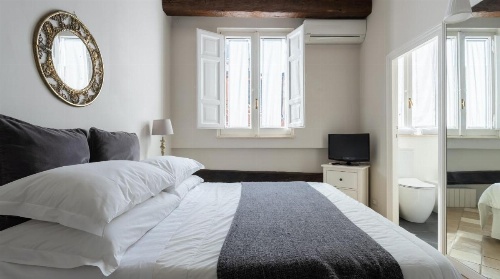 Plum Guide - The Elders image 20